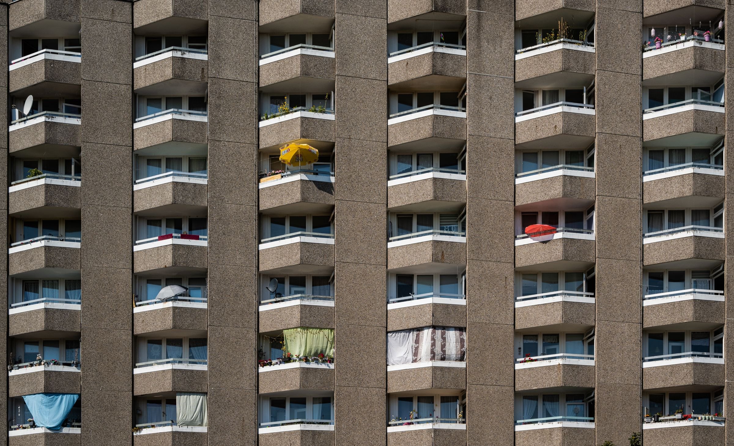 Fassade eines Hochhauses aus Beton mit vielen Balkonen